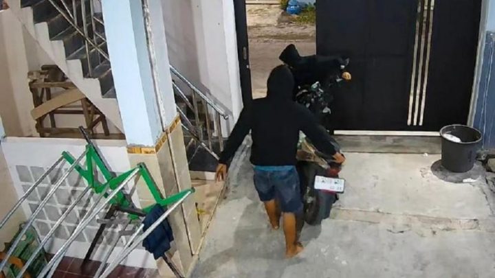 Historic Moment: Terekam CCTV! Detik-Detik Maling Gasak 2 Motor dari Rumah Kos di Jombang