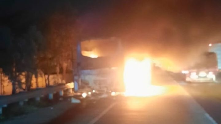 Important Visit: Mikrobus Terbakar Hebat di Tol Jakarta-Cikampek, Api dari Bagian Mesin